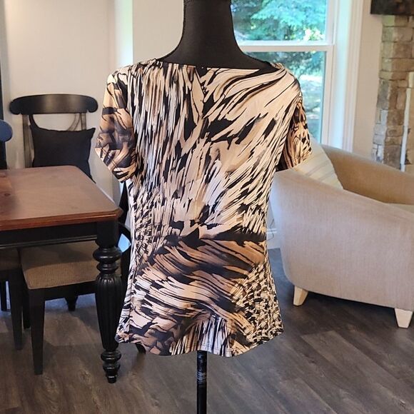 Clear Sky Black and Tan Top - Picture 2 of 7